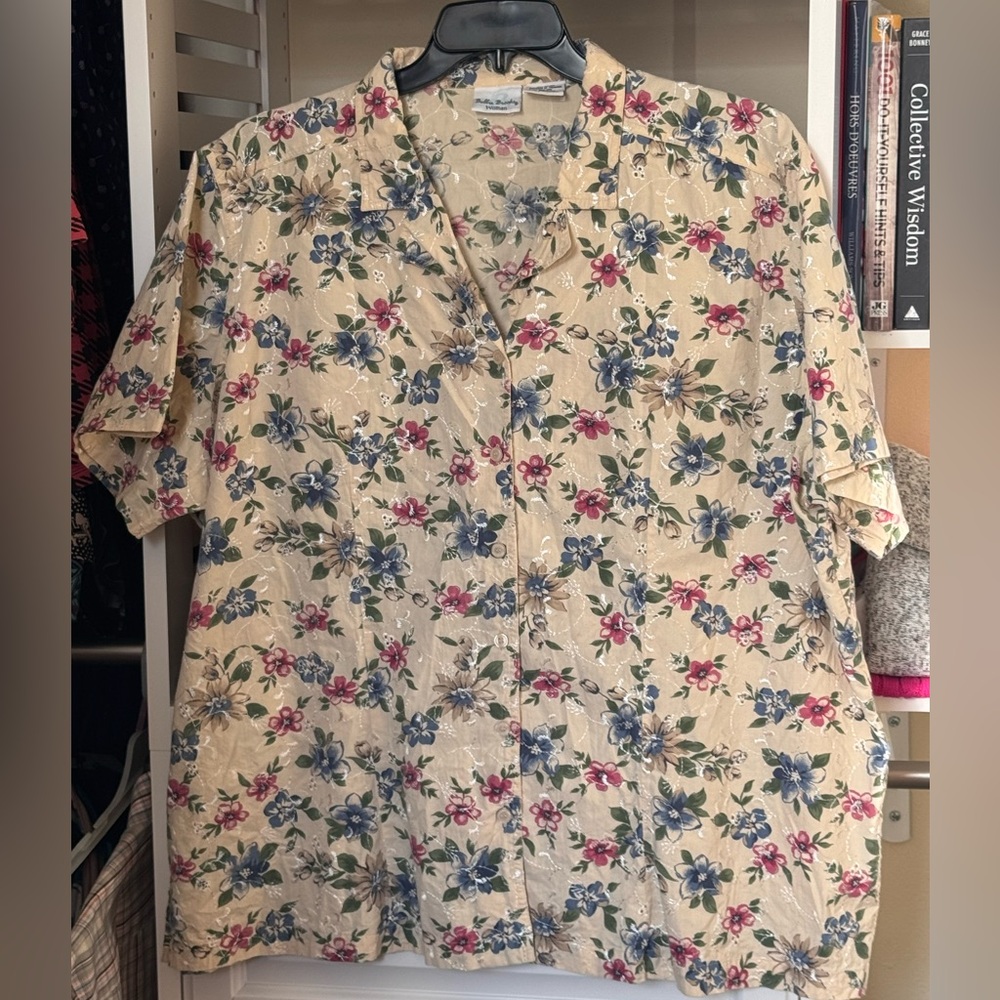 BOBBIE BROOKS VINTAGE TOP SIZE 26W/28W. FLORAL EYELET BUTTON DOWN, SHORT SLEEVE - Picture 10 of 14